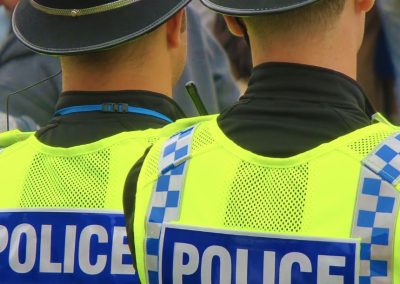La mayoría de las fuerzas policiales británicas permite a los agentes trans los registros íntimos a mujeres