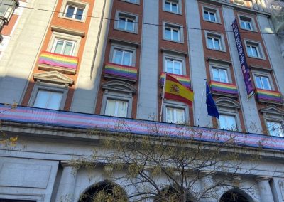Pedimos a la ministra de Igualdad que se retire del ministerio la bandera que colisiona con derechos de las mujeres