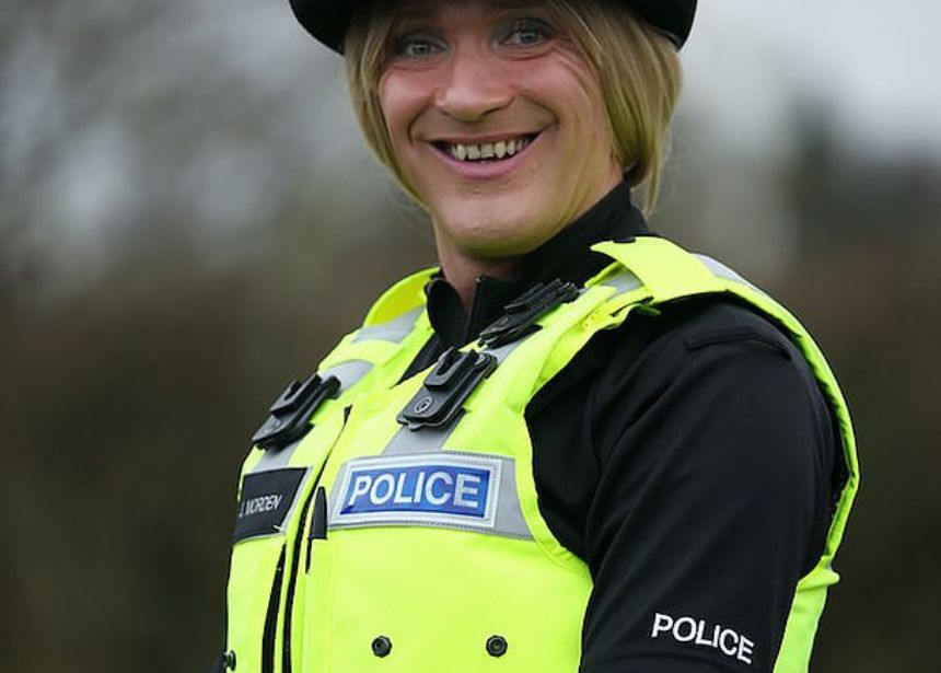 Policías transgénero británicos pueden desnudar y registrar a mujeres