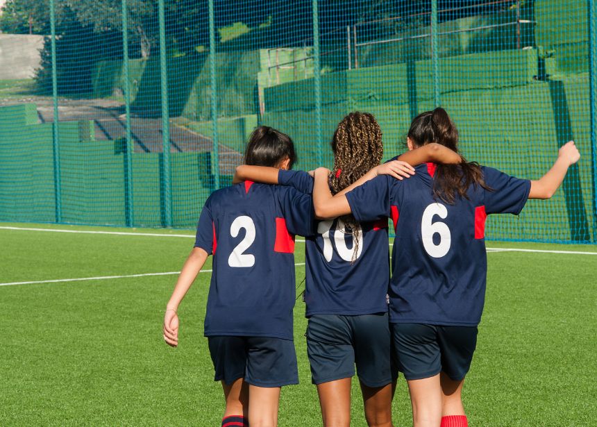 Segunda futbolista adolescente sancionada por preguntar si sus oponentes transgénero eran hombres