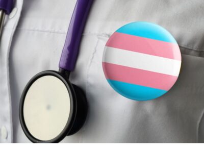 Cómo el transactivismo secuestró los medios, distorsionó la medicina y perjudicó a niñas y niños