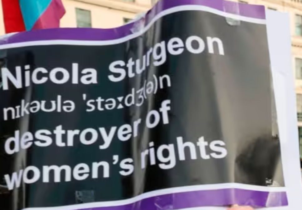 Suzanne Moore: El mea culpa de Sturgeon demuestra por qué la obsesión por la identidad de género debe mantenerse alejada de la política.
